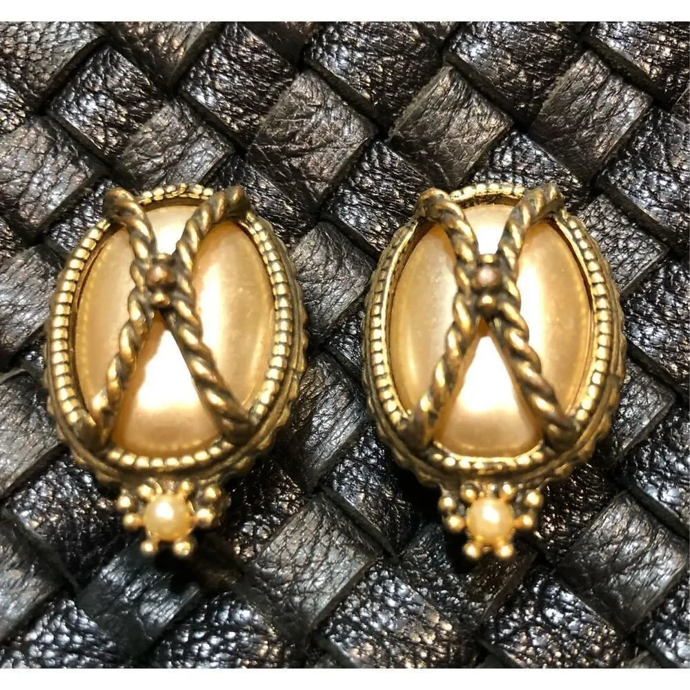 REGAL - 🎉HPx2 🎉 Vintage Regal Gothic-Style Oval Faux Pearl Chunky Clip-Ons